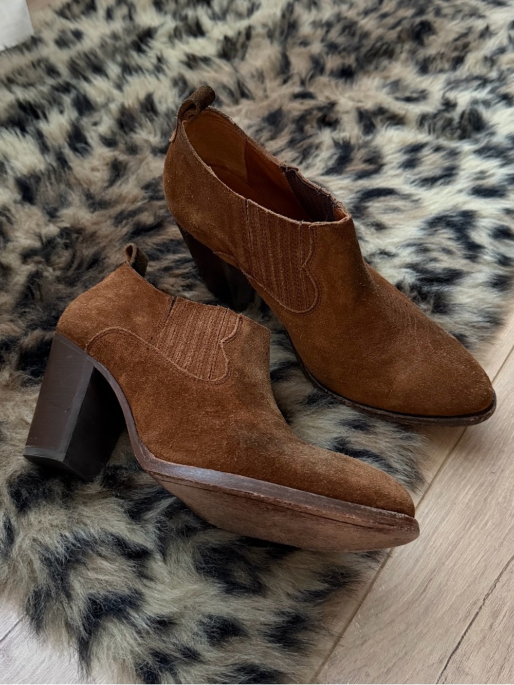 Frye Iliana ankle boots suede brown cognac color size 9 Block Heel Ankle Booties
